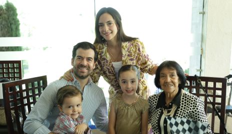  Guillermo Muñiz, Lisa González, Max Muñiz, Emilia Muñiz y Bertha Guerrero.