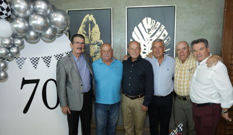  Cuate Muñiz con sus amigos.