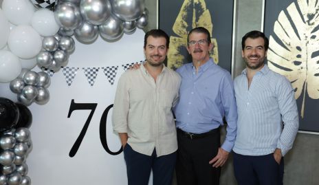  Cuate Muñiz con sus hijos Andrés y Guillermo.
