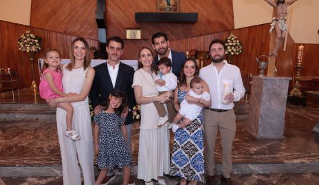  Alejandro Delsol García con sus papás, padrinos y primos.
