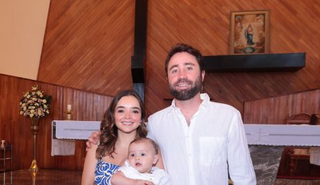  Claudia Obregón y Alejandro Castañeda con su ahijado Alejandro Delsol.