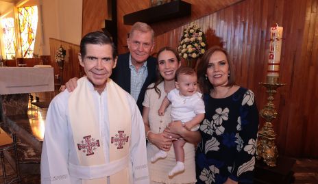  Eugenio García, Gerardo García, Ana Sofía García y Patricia Yarza con Alejandro.