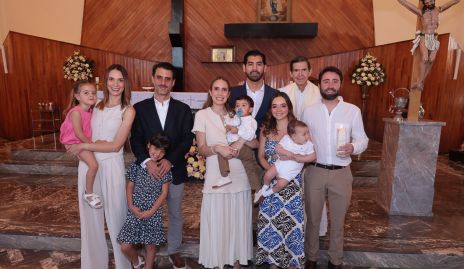  Alejandro Delsol García con sus papás, padrinos y primos.