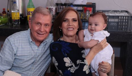  Gerardo García y Patricia Yarza con su nieto Alejandro.