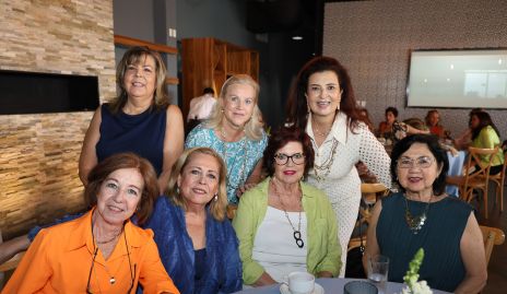  Rosy Vázquez con sus amigas.