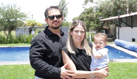  Manuel Mora y Cristina Kasis con su hijo Santiago.