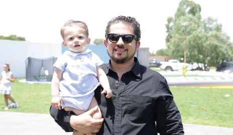  Manuel Mora con su hijo Santiago.