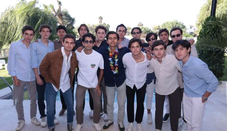  Mario Veliz festejando su cumple con sus amigos.