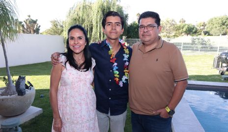  Mónica Guijarro y Mario Veliz con su hijo Mario.