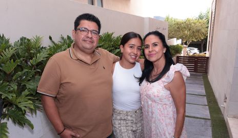  Mario Veliz y Mónica Guijarro con su hija Mariana.