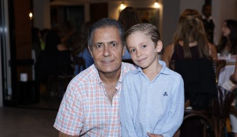  José Manuel Lázaro con su nieto Memo.