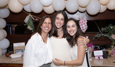  Claudia Nava con sus hijas Natalia y Valeria Navarro.