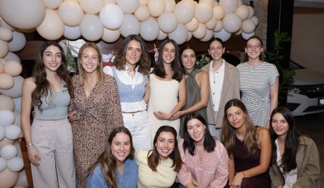  Natalia Navarro con sus amigas de toda la vida.