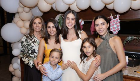  Bety Lavín, Bety Lázaro, Memo, Natalia Navarro, Inés e Ilse Lázaro.