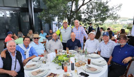  Juan Bremer celebrando su cumpleaños con sus amigos.
