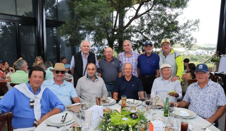  Juan Bremer celebrando su cumpleaños con sus amigos.