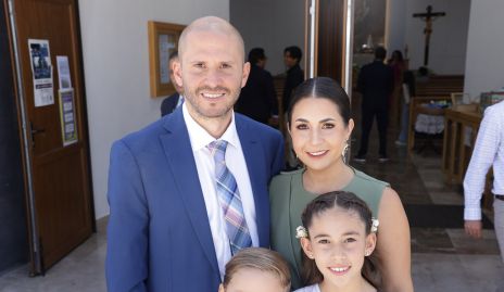  Memo Hernández y Bety Lázaro con sus hijos Memo e Inés.