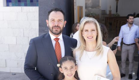  Ricardo Berrones y Lizet Montejano con su ahijada Inés Hernández.