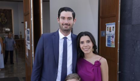 Leopoldo Córdova e Ilse Lázaro con su ahijado Memo Hernández.
