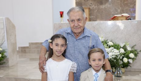  José Manuel Lázaro con sus bisnietos Inés y Memo Hernández.