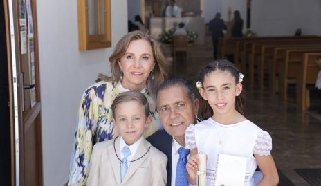  Bety Lavín y José Manuel Lázaro con sus nietos Memo e Inés Hernández Lázaro.