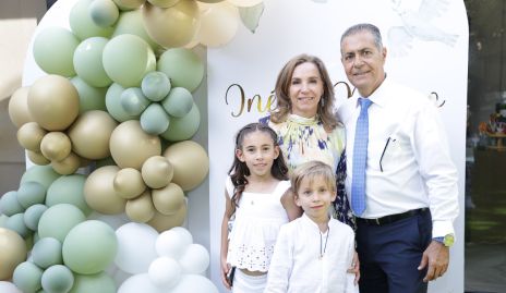  Bety Lavín y José Manuel Lázaro con sus nietos Memo e Inés Hernández Lázaro.