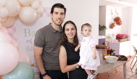  Alberto Kasis y Bárbara Mejía con su hija Bárbara.