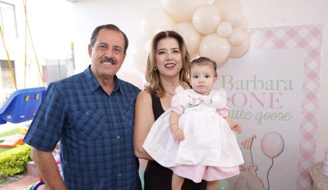  Alberto Kasis y Cristina Galán con su nieta Bárbara.
