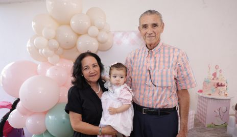  Rosa María Maza y Roberto Mejía con su nieta Bárbara.