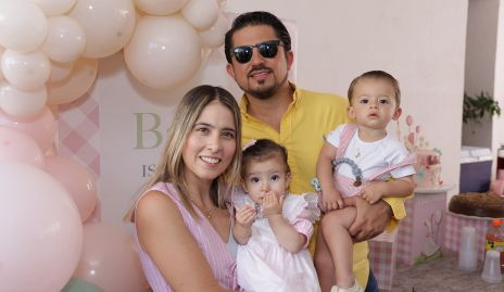  Cristina Kasis, Bárbara Kasis, Manuel Mora y Santiago Mora.