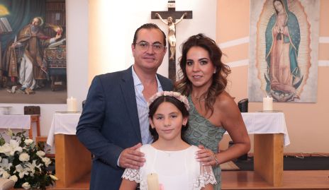  Christian Almazán y Fer Castillo con su ahijada Eugenia Garduño.