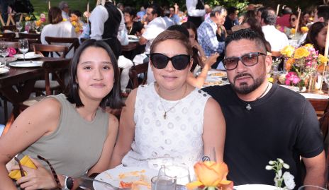 Paulina Monsiváis, Laura González y Armando Monsiváis.