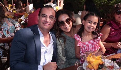   Christian Almazán y Fer Castillo con su hija Macarena.