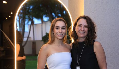  Mari Del Valle con su suegra Gloria Martínez.