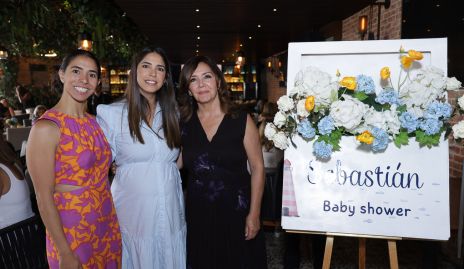  María José y Adriana Estrada con su mamá Adriana Milán.