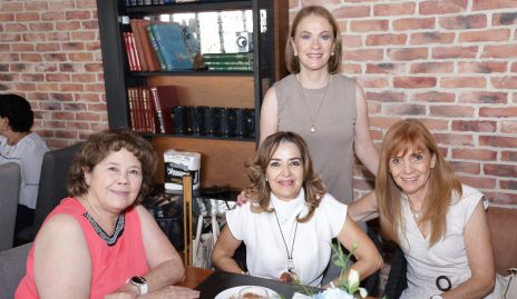  Aurora Vigna, Verónica Maza, Rocío Gómez y Genoveva García de Gómez.