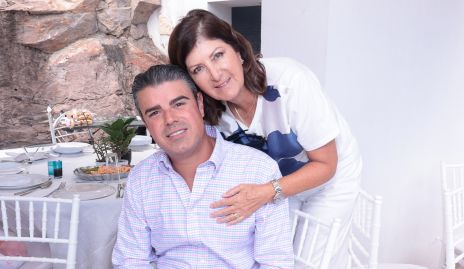  Santiago Labastida con su mamá Marus Hernández.