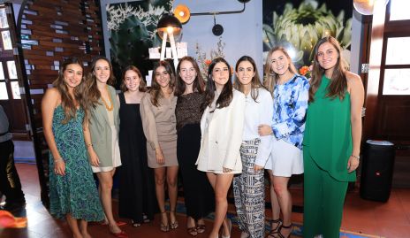  Paola con sus amigas.
