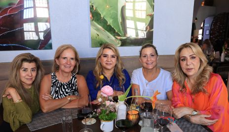  Gaby Flores, Ivette Coulon, Carmenchu, Pupi García y Claudia Hermosillo.