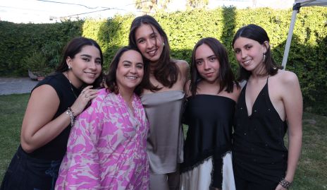  Romina Enríquez, Miriam Flores, Montserrat Haro, Roberta Medina y Sofía Flores.