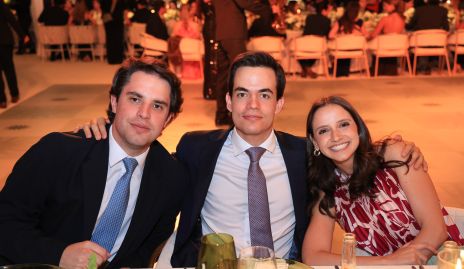  Patricio, José María González y Regina Meade.
