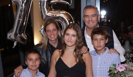   Fernanda Fonte y  Miguel Benavente con sus hijos Bosco, Martina y Franco.
