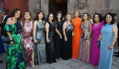  Lorena Robles con sus amigas.