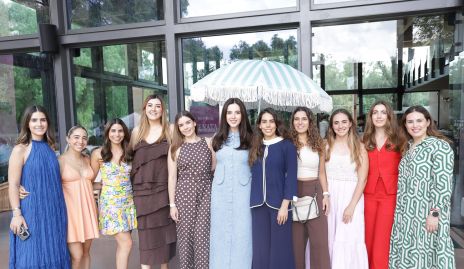  Renata Castillo con sus amigas.