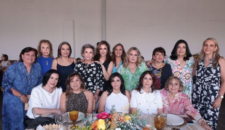  Martha María Abud con sus amigas de toda la vida.