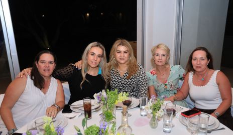  Pilar Torres, Mónica Torres, Carmenchu, Güera Valle y Rocío Valle.