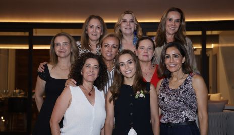  La futura novia Maricarmen Del Valle con las anfitrionas de la despedida de soltera.