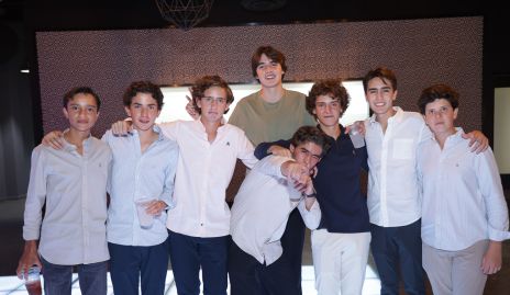  Diego Torres, Paulo Abaroa y Diego Carreras con sus amigos.