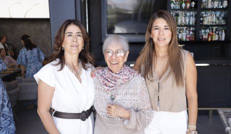  La cumpleañera con su mamá y su hija, Sandra Galván, Susana Flores y Marifer Leal.