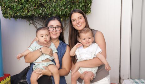  Aurora Martínez con David y Gabriela González con Joaquín.